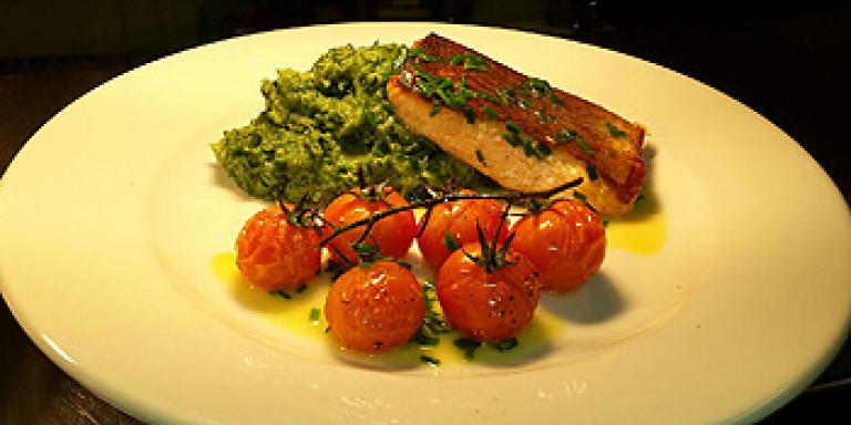 watermans-arms-food-drink-salmon-fillet-spinach-mash